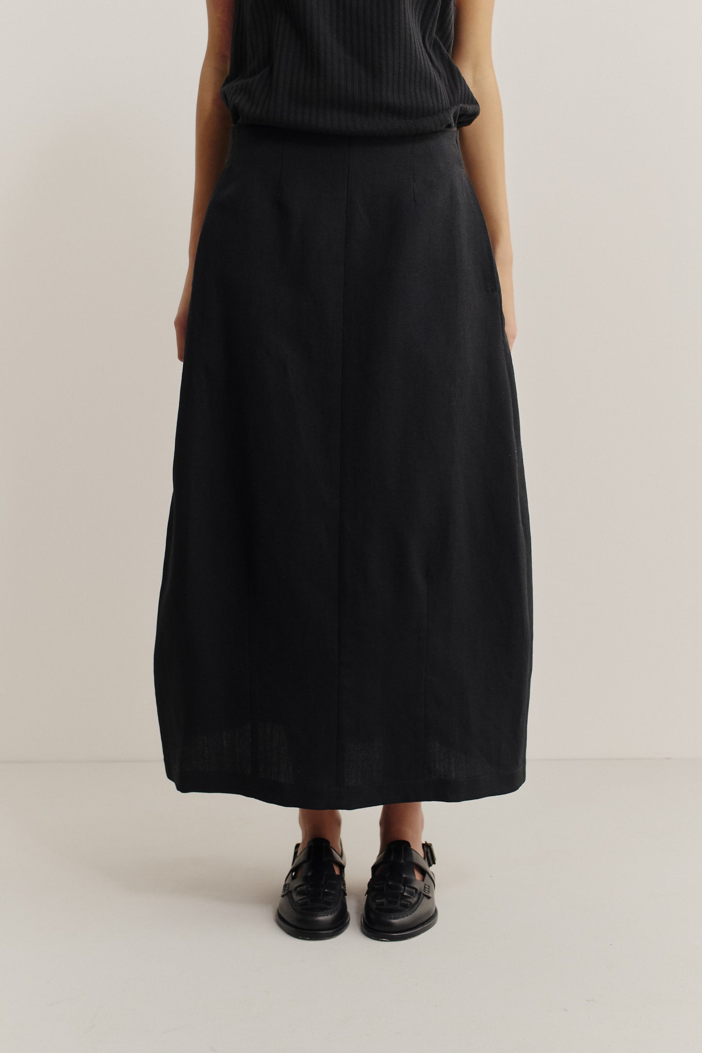 Women's midi skirt, virgin wool and linen blend, black, o-shaped silhouette, with side seam pockets.