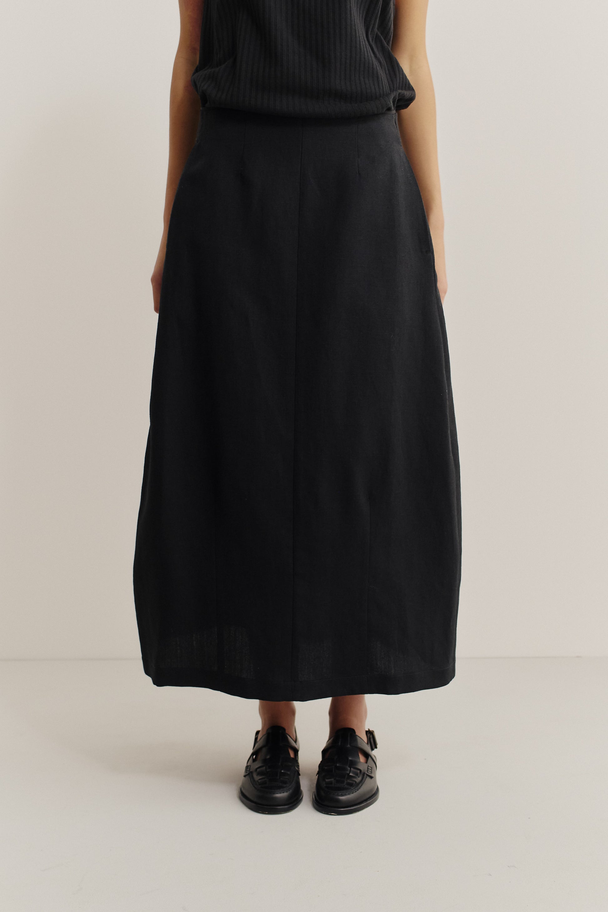 Women's midi skirt, virgin wool and linen blend, black, o-shaped silhouette, with side seam pockets.