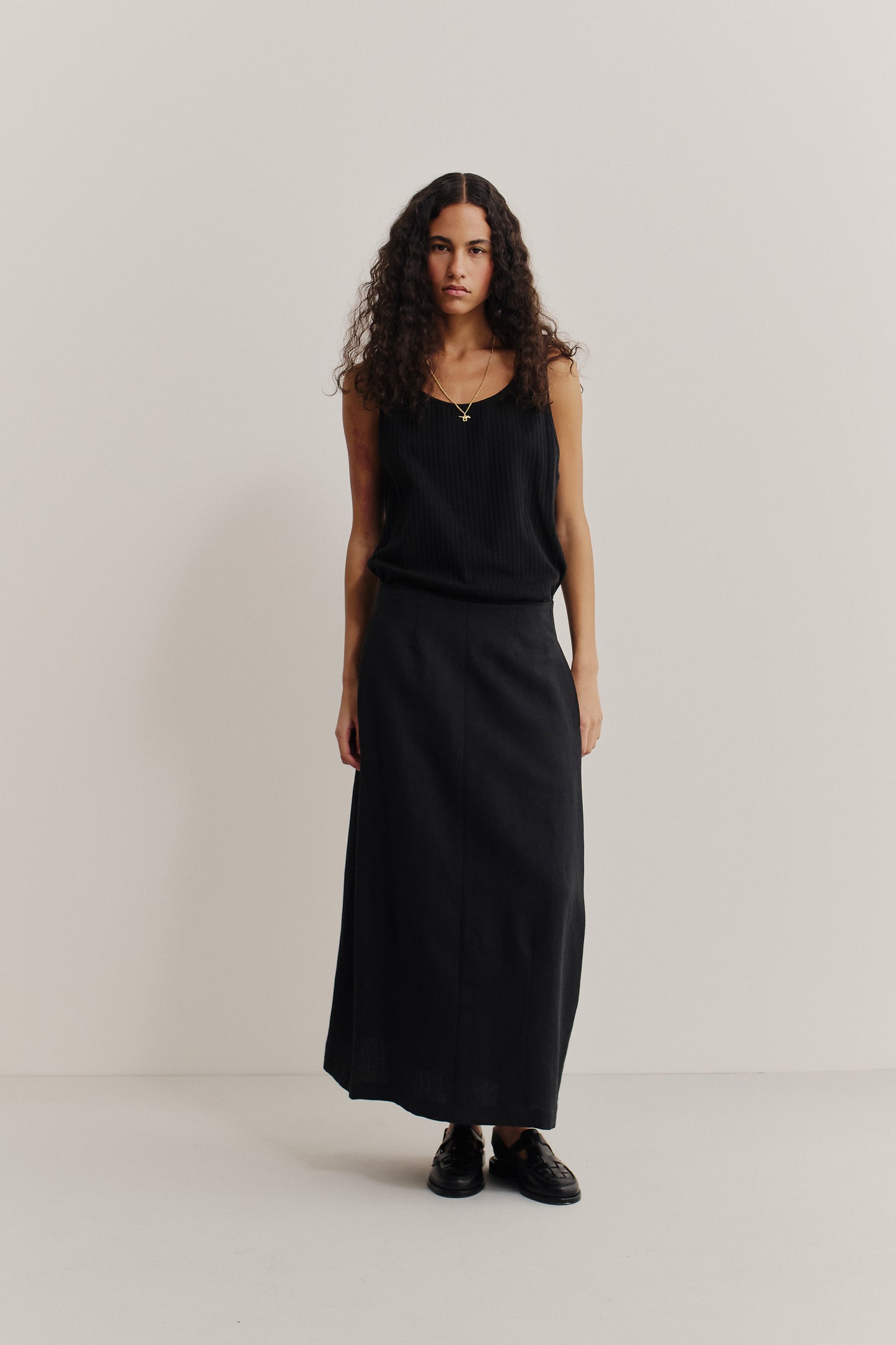 Women's skirt, midi-length, worsted wool and linen blend, black, o-shaped silhouette, with pockets.