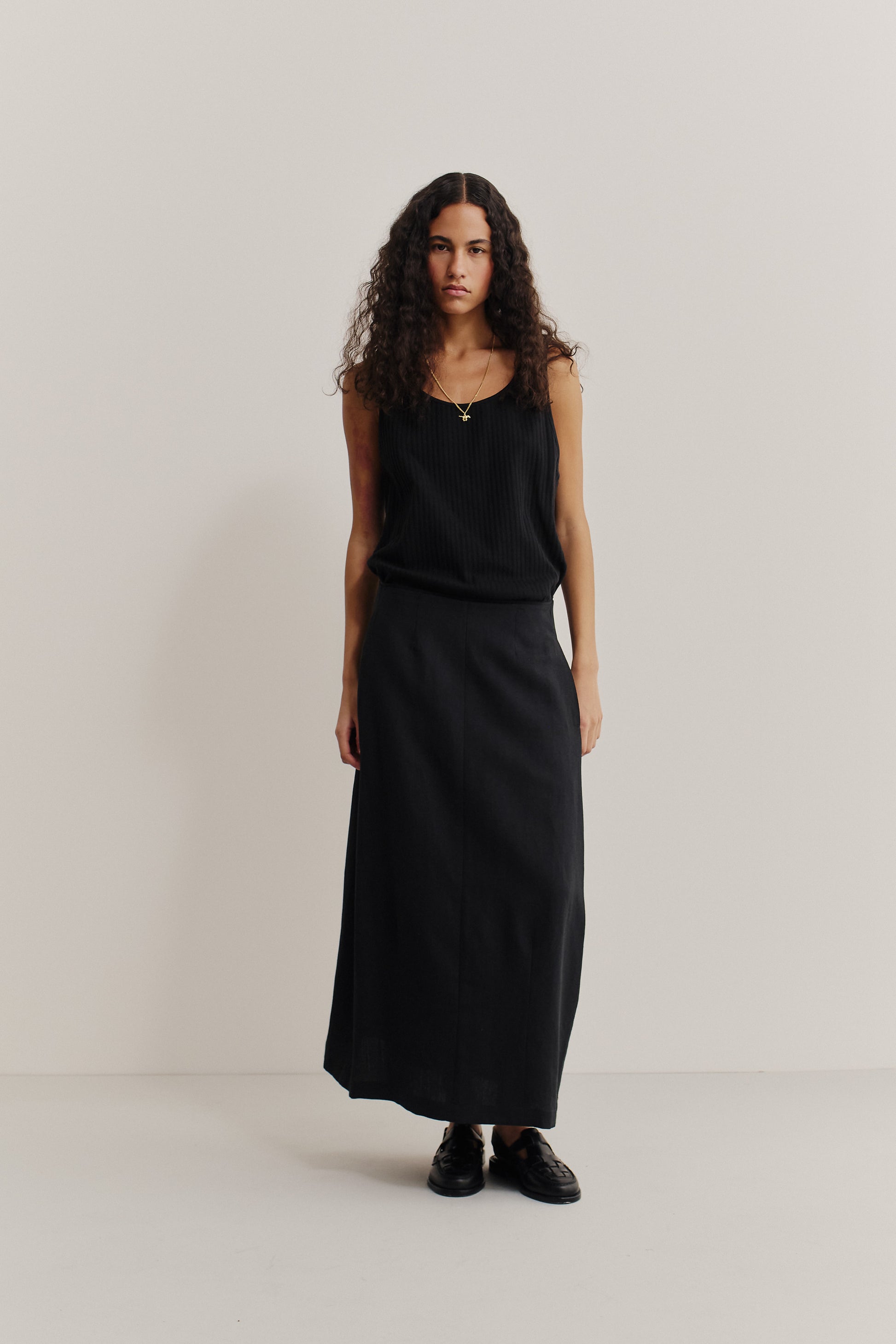 Women's skirt, midi-length, worsted wool and linen blend, black, o-shaped silhouette, with pockets.