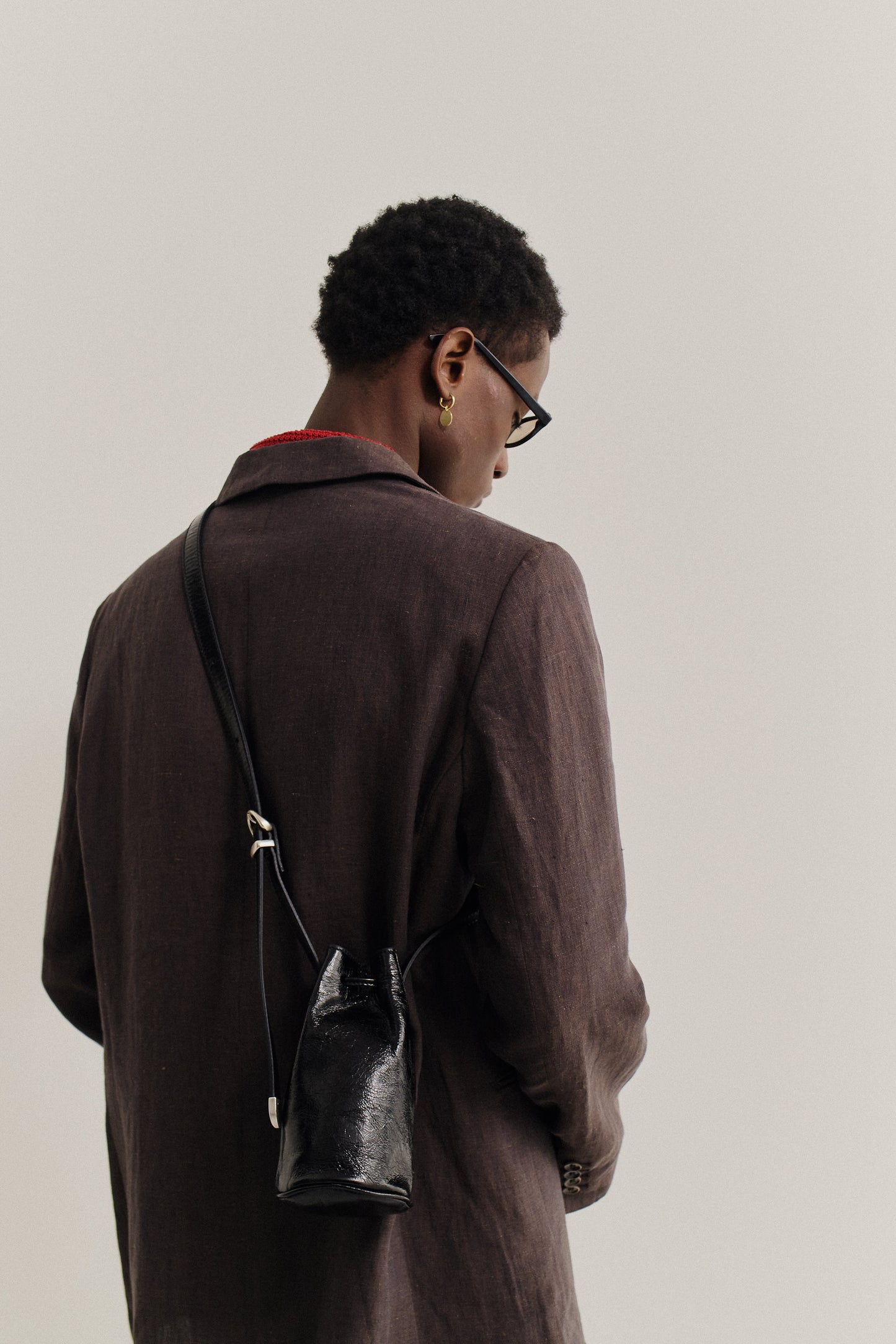 Women's accessories mini round bucket bag, black lwg-certified calf leather, crossbody wear.