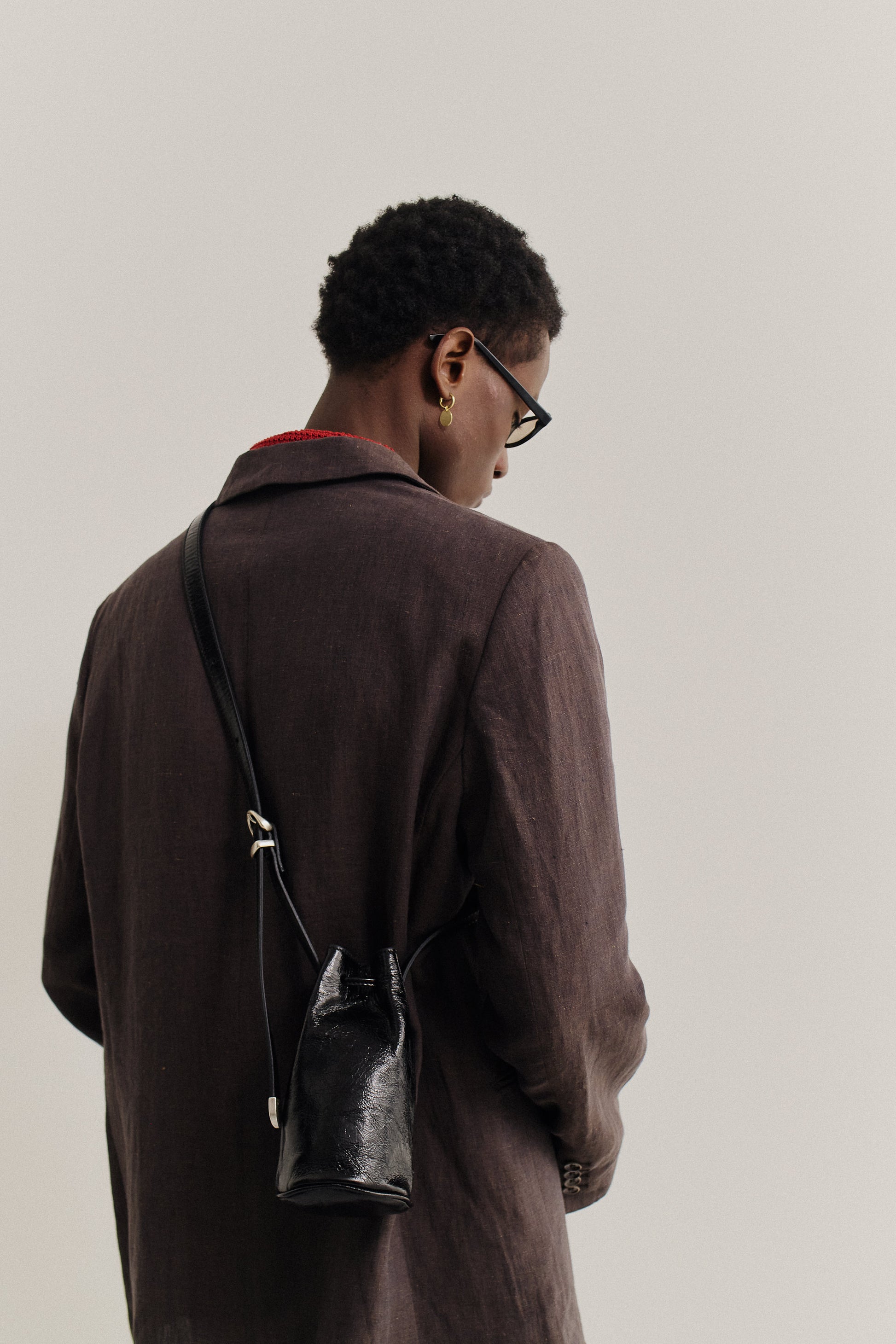 Women's accessories mini round bucket bag, black lwg-certified calf leather, crossbody wear.