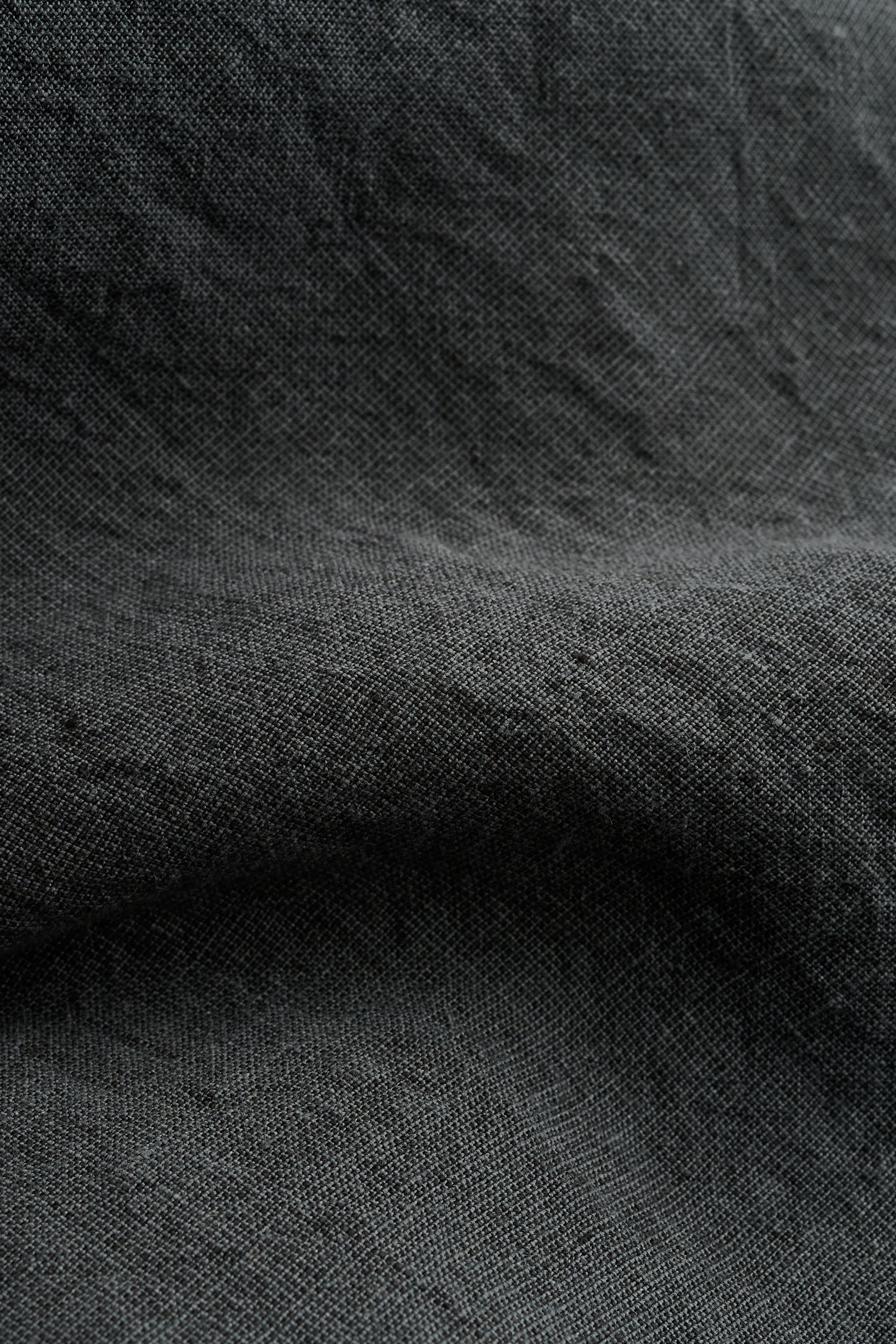 Men's long-sleeved shirt, coal linen, vintage-like texture, oversized fit.