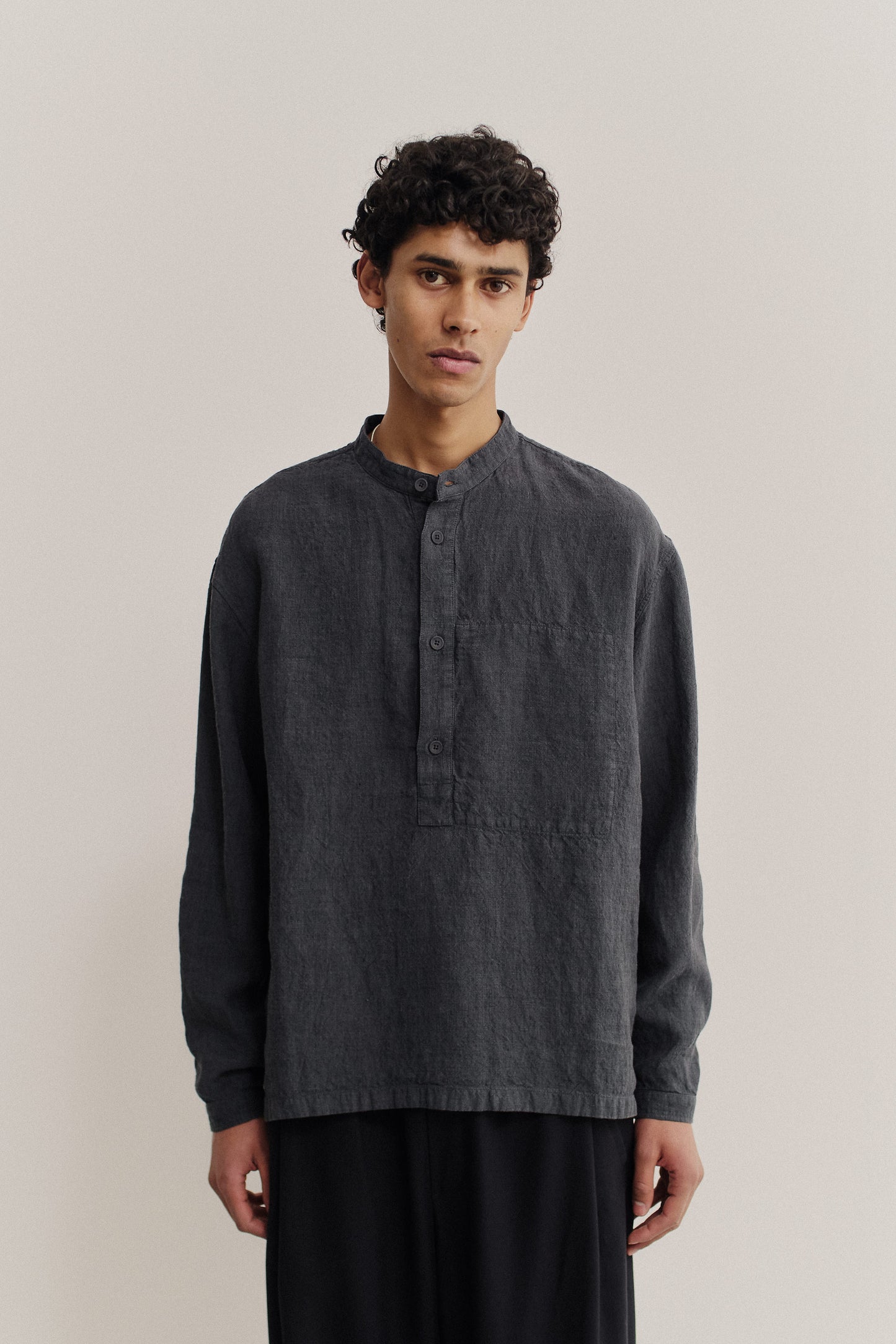 Men's long-sleeved shirt, 100% linen, vintage-like texture, coal, stand-up collar, buttoned placket.