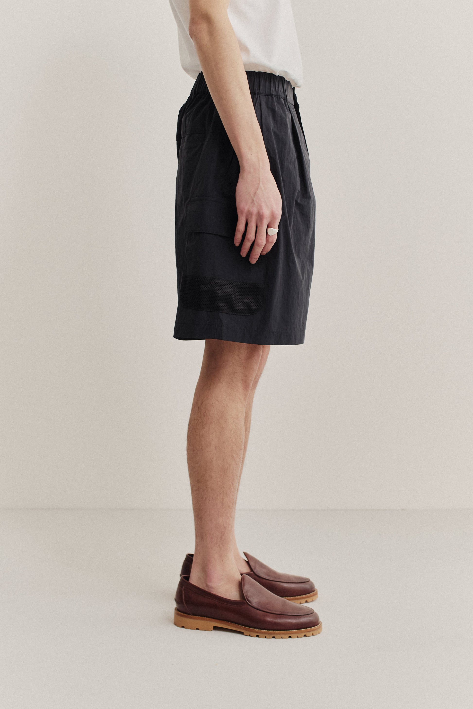 Men's shorts, recycled nylon cotton blend, water-repellent, black, with mesh side pockets.