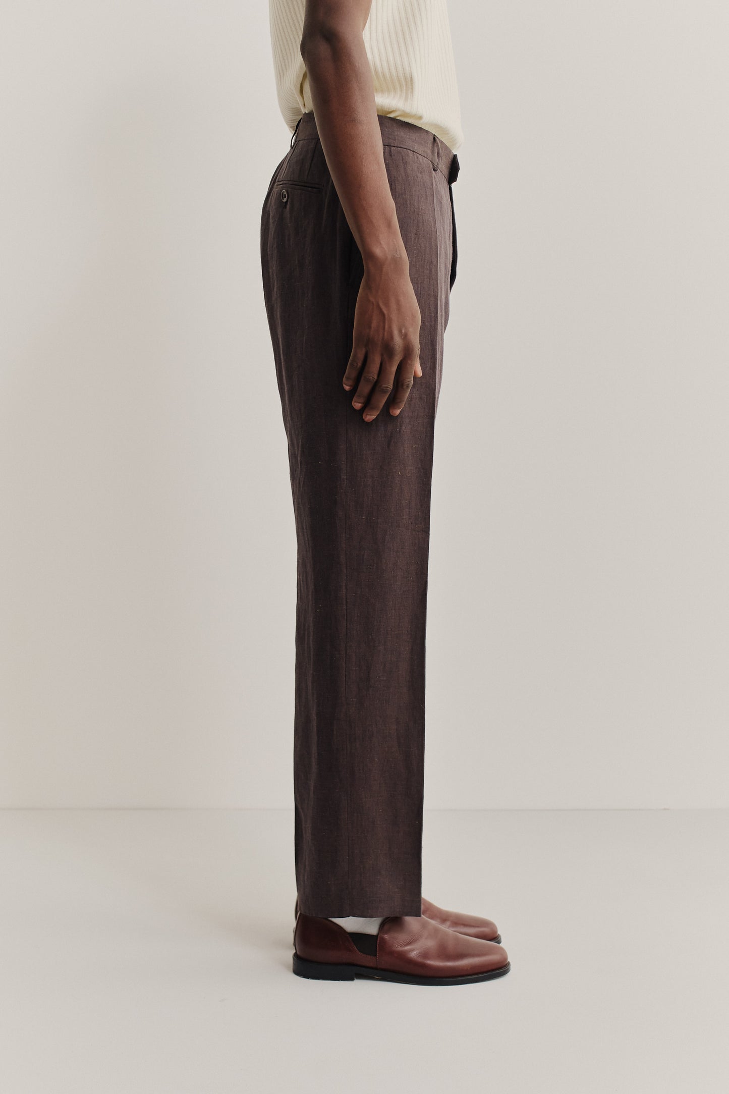 Men's long pants, 100% linen, with a subtle, lively surface effect, in brown.