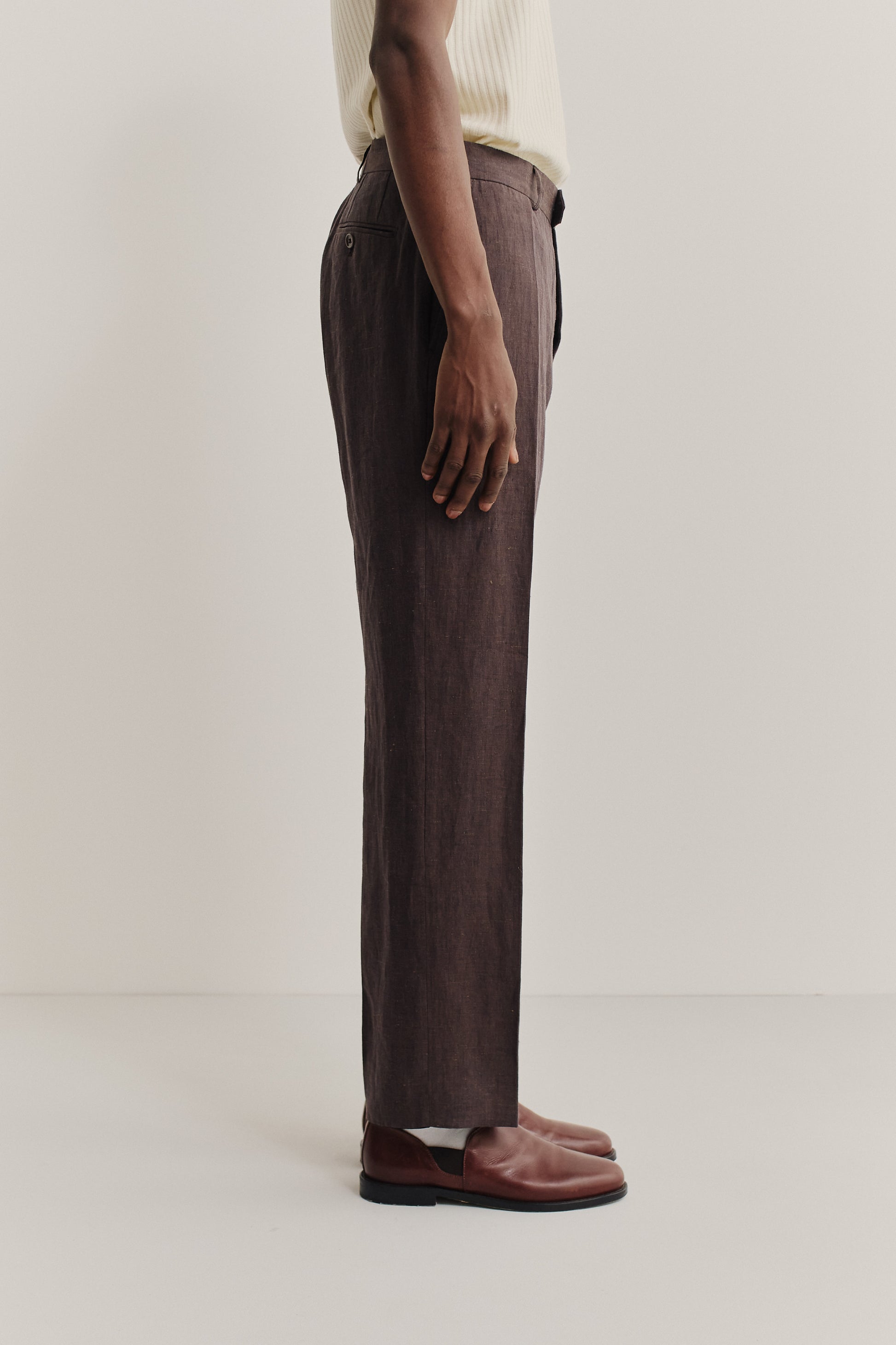 Men's long pants, 100% linen, with a subtle, lively surface effect, in brown.