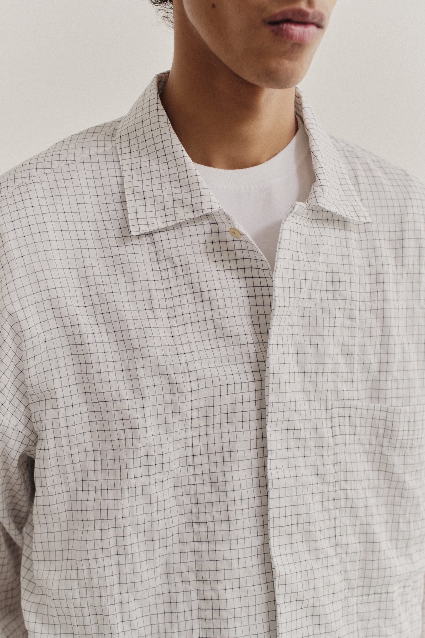 Men's long-sleeved shirt, 100% cotton, yarn-dyed check, white, with spread collar and patch pocket.