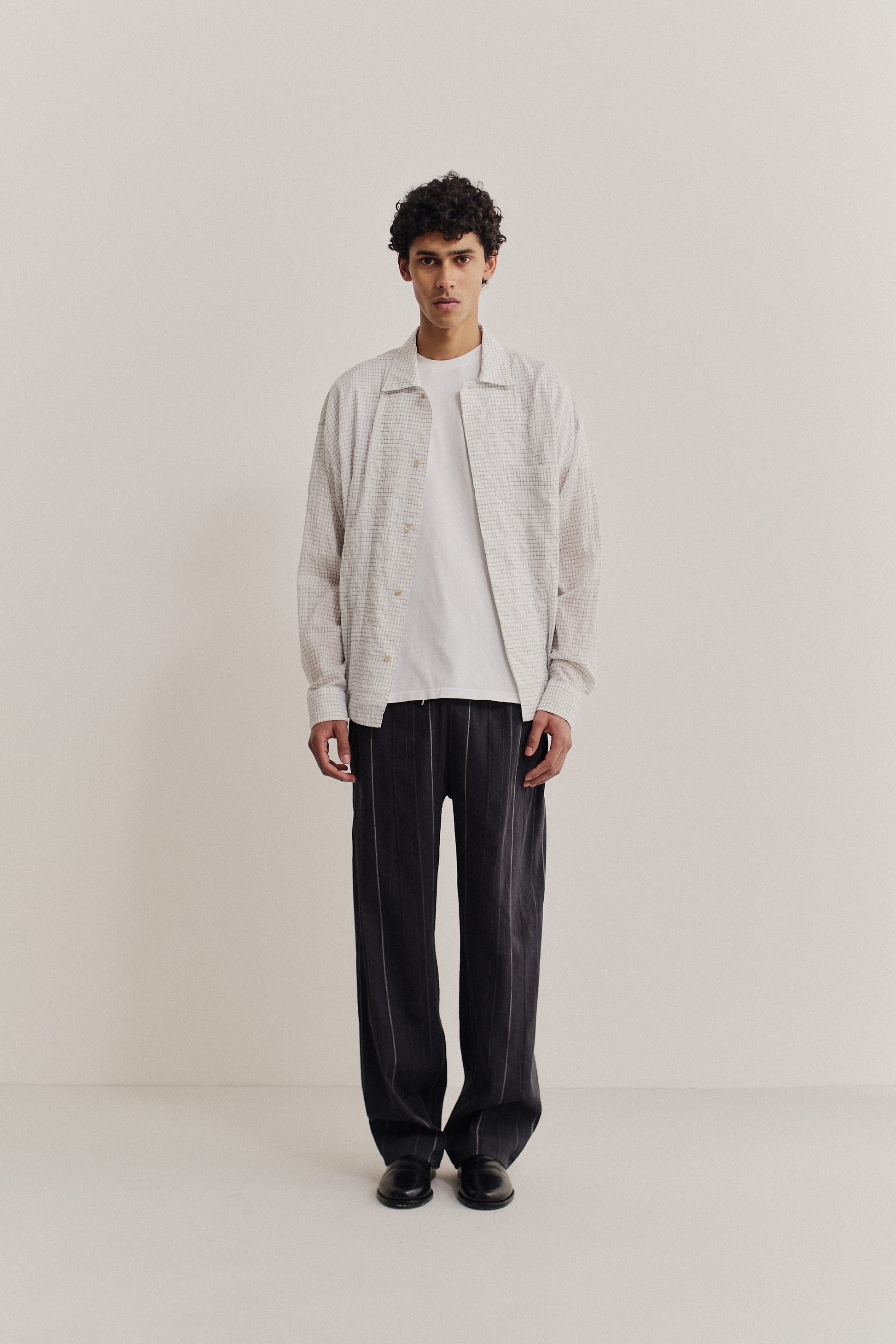 Men's long-sleeved shirt, cotton yarn-dyed check, light grey, boxy fit, spread collar, patch pocket.