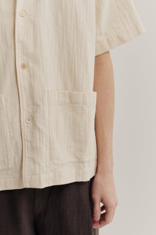 Men's short-sleeved shirt, recycled cotton mix, textured weave, natural slubbed effect, beige, with double patch pockets.