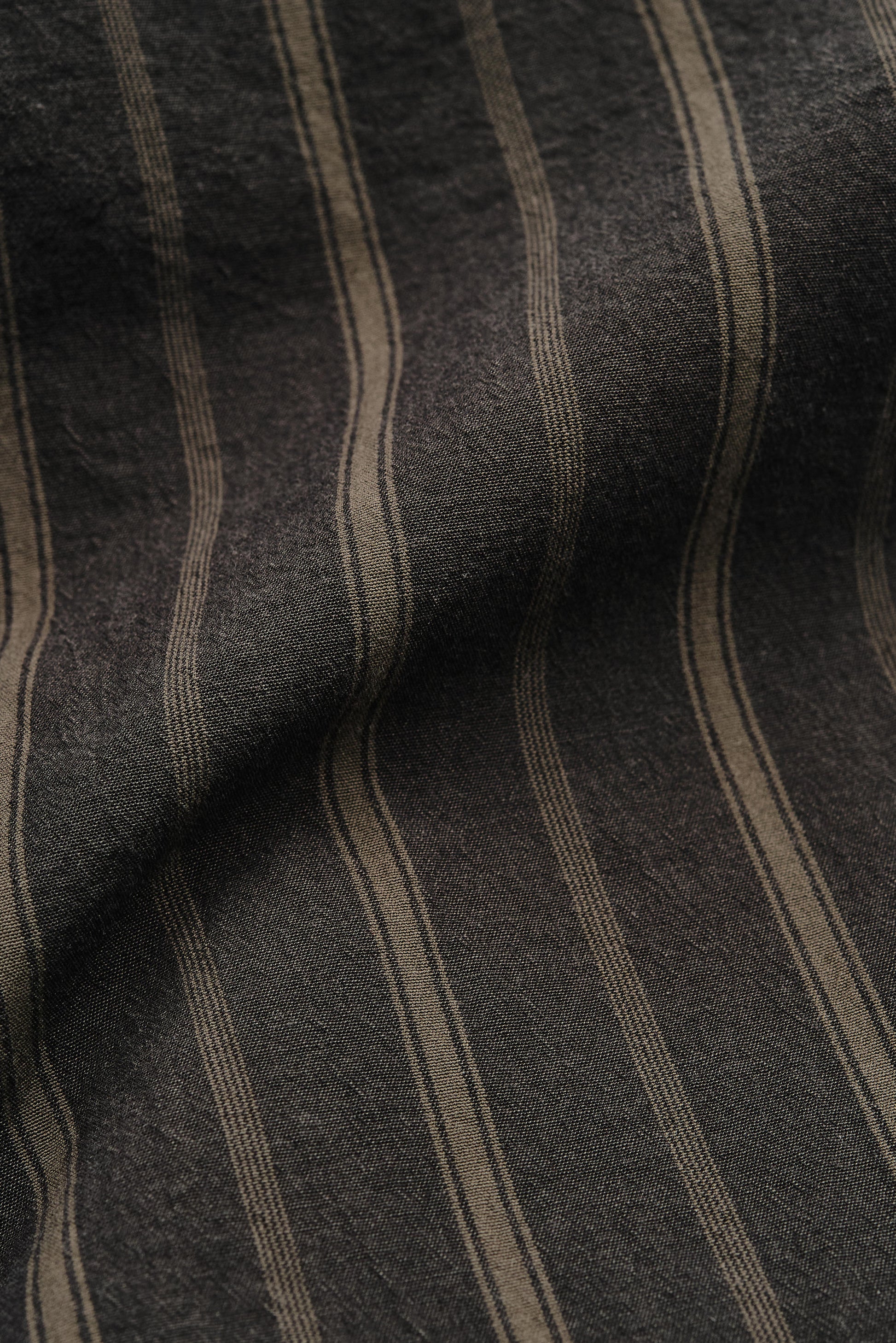Men's short-sleeved shirt, 100% organic cotton, yarn-dyed dark base with beige and brown stripes.