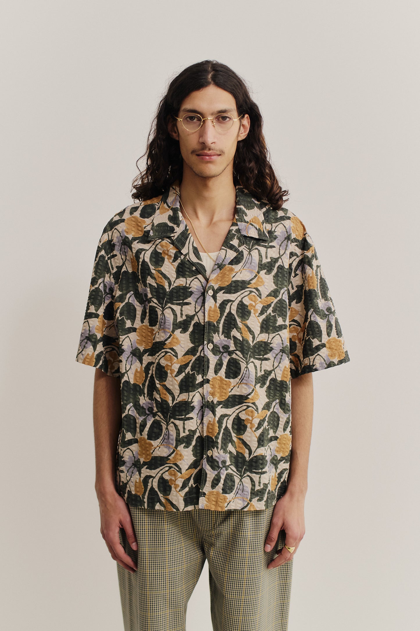 Men's short-sleeved shirt, cotton seersucker, floral print, notched collar, straight hem.