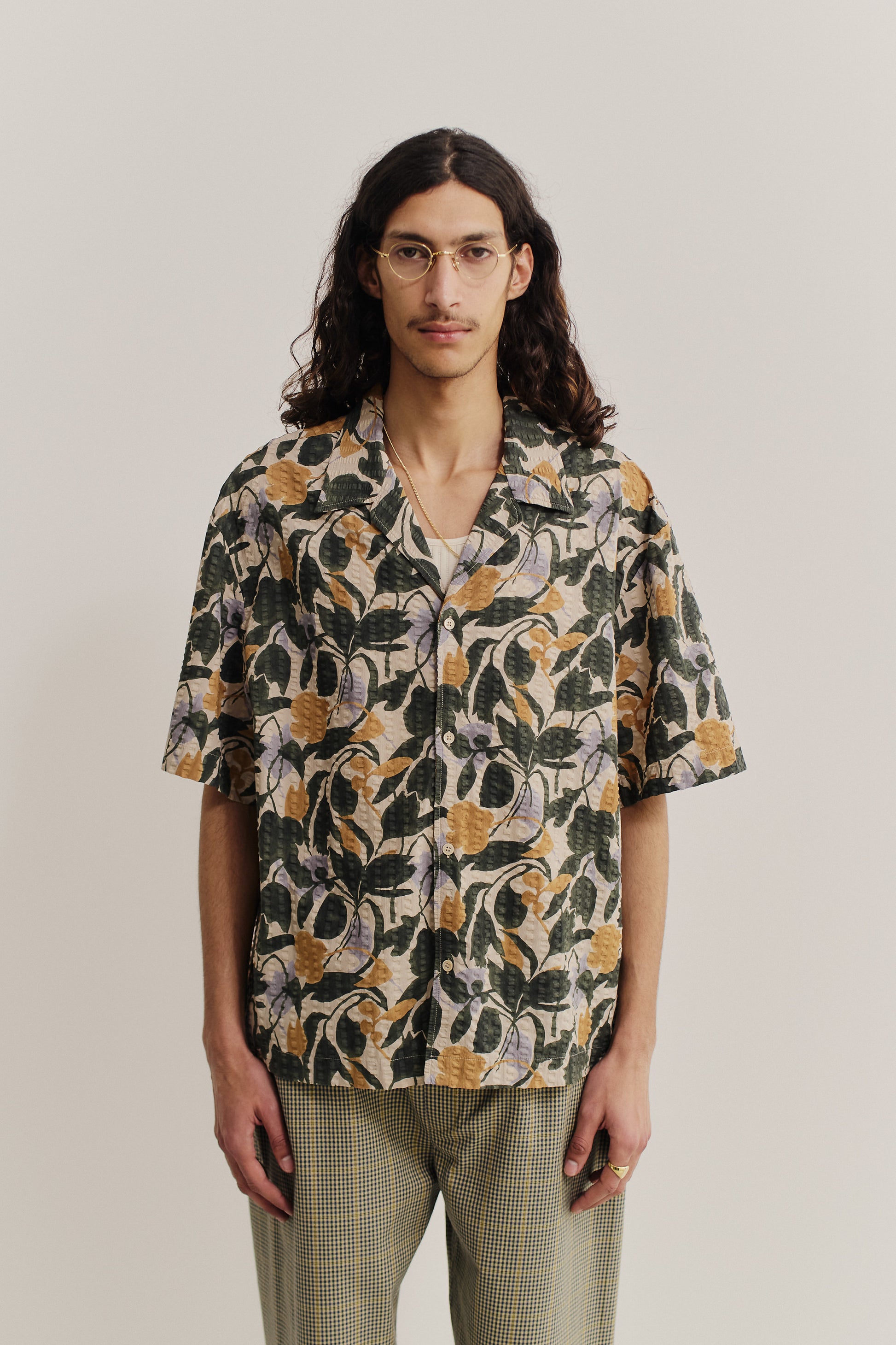 Men's short-sleeved shirt, cotton seersucker, floral print, notched collar, straight hem.
