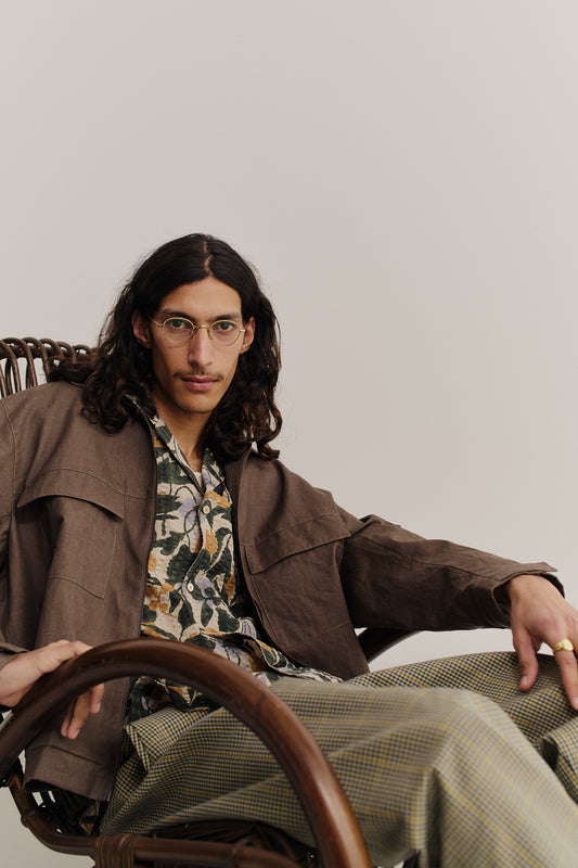Men's short-sleeved shirt, cotton seersucker, floral print, worn under a brown jacket.