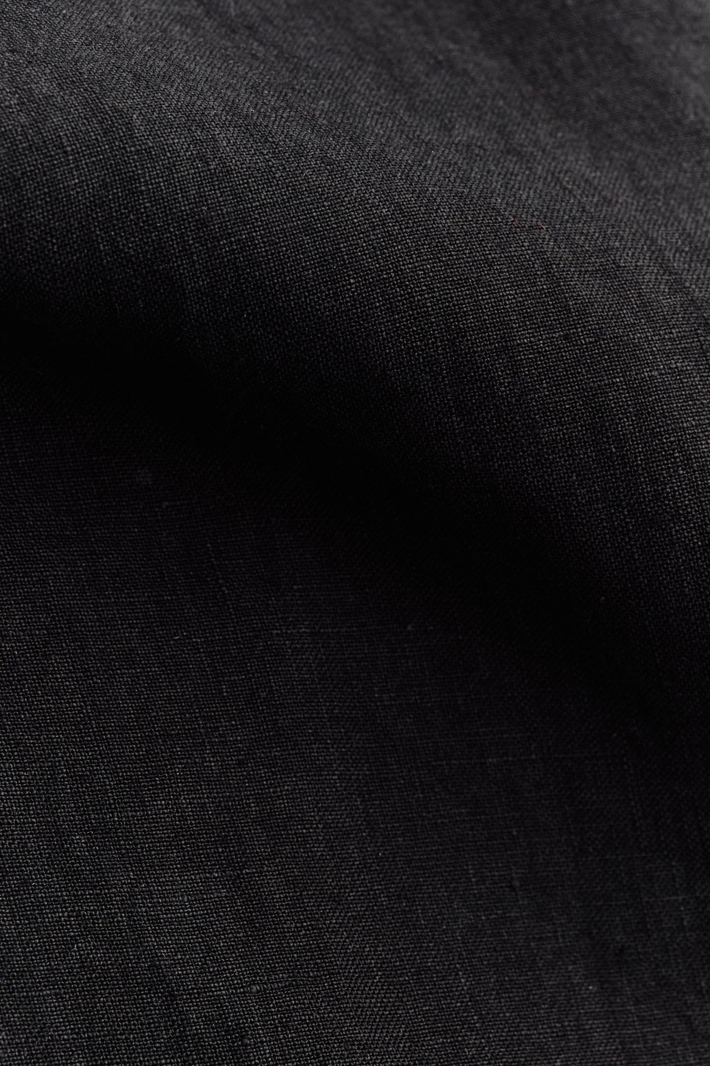 Men's short-sleeved shirt, 100% Belgian linen, natural black, with a relaxed fit and notched collar.