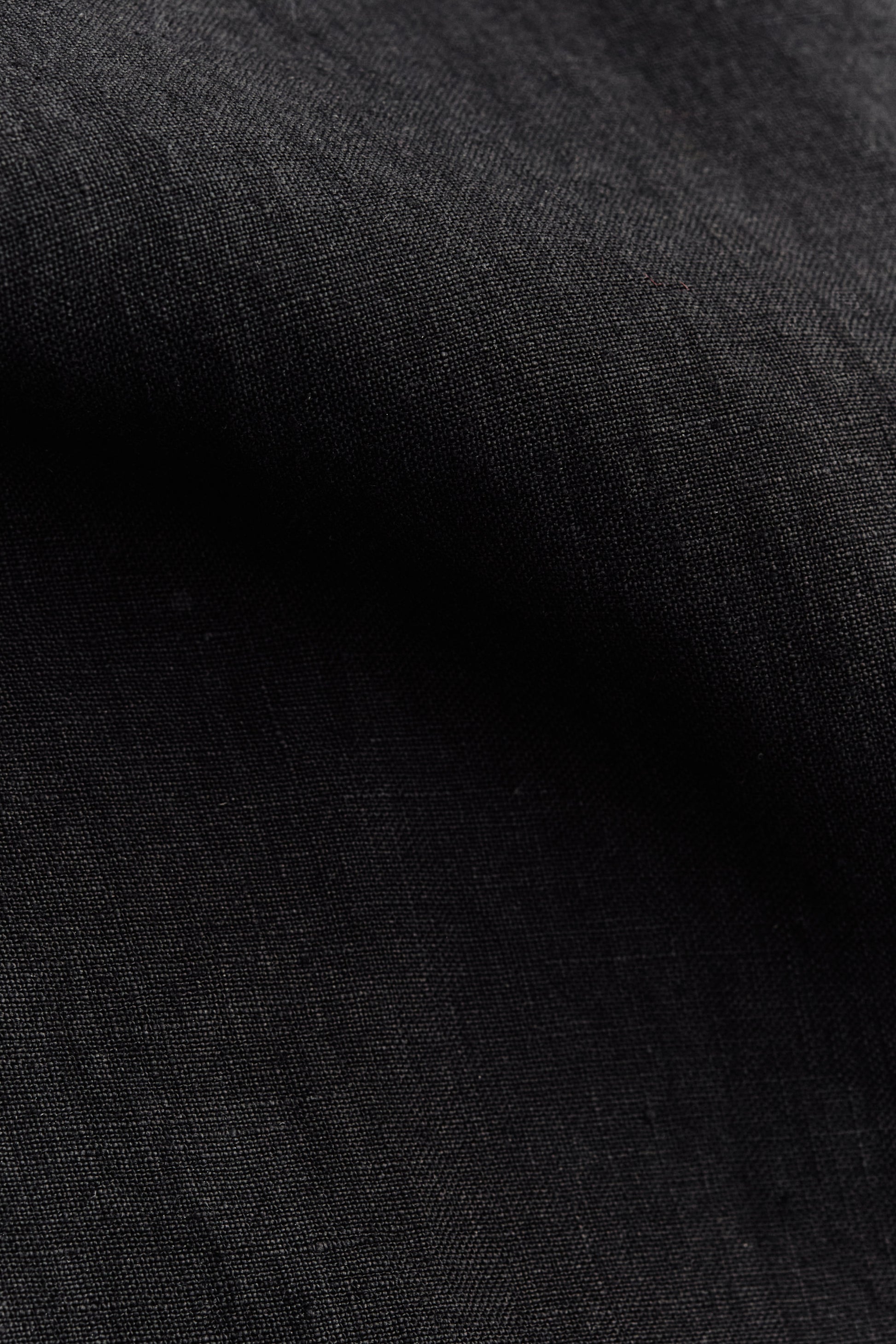 Men's short-sleeved shirt, 100% Belgian linen, natural black, with a relaxed fit and notched collar.