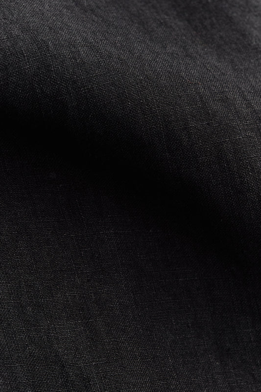 Men's short-sleeved shirt, 100% Belgian linen, natural black, with a relaxed fit and notched collar.