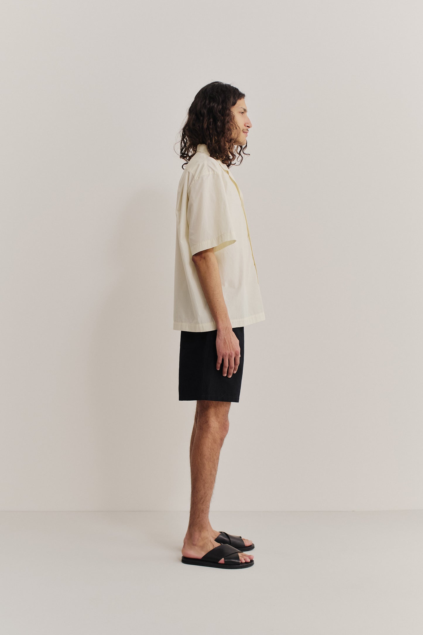 Men's short-sleeved shirt, organic cotton, garment washed, off-white, with notched collar and dropped shoulders.