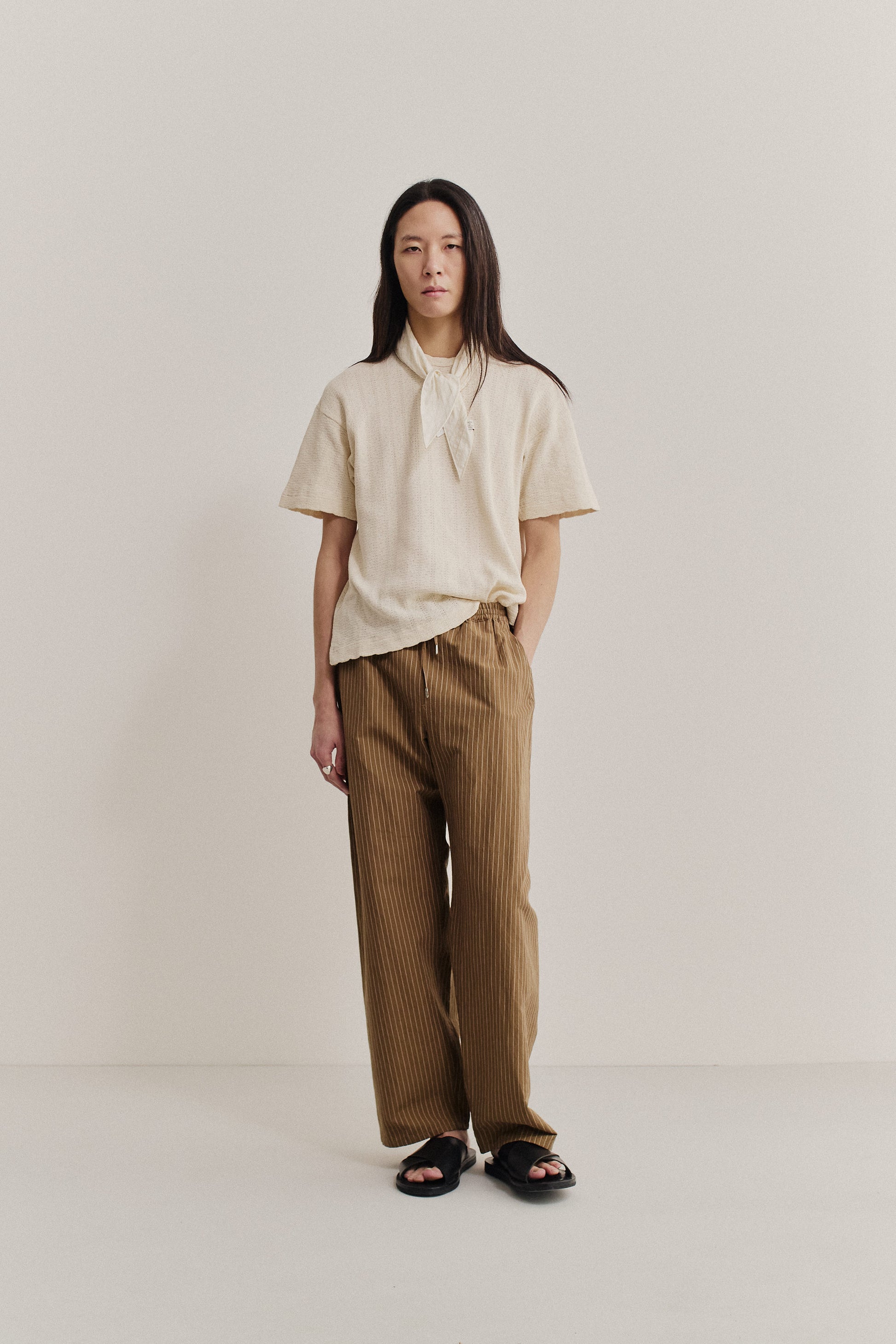 Men's long-pants, cotton-linen seersucker, brown, wide straight fit, elasticated waistband, pinstripes.