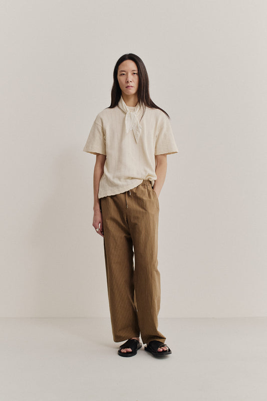Men's long-pants, cotton-linen seersucker, brown, wide straight fit, elasticated waistband, pinstripes.