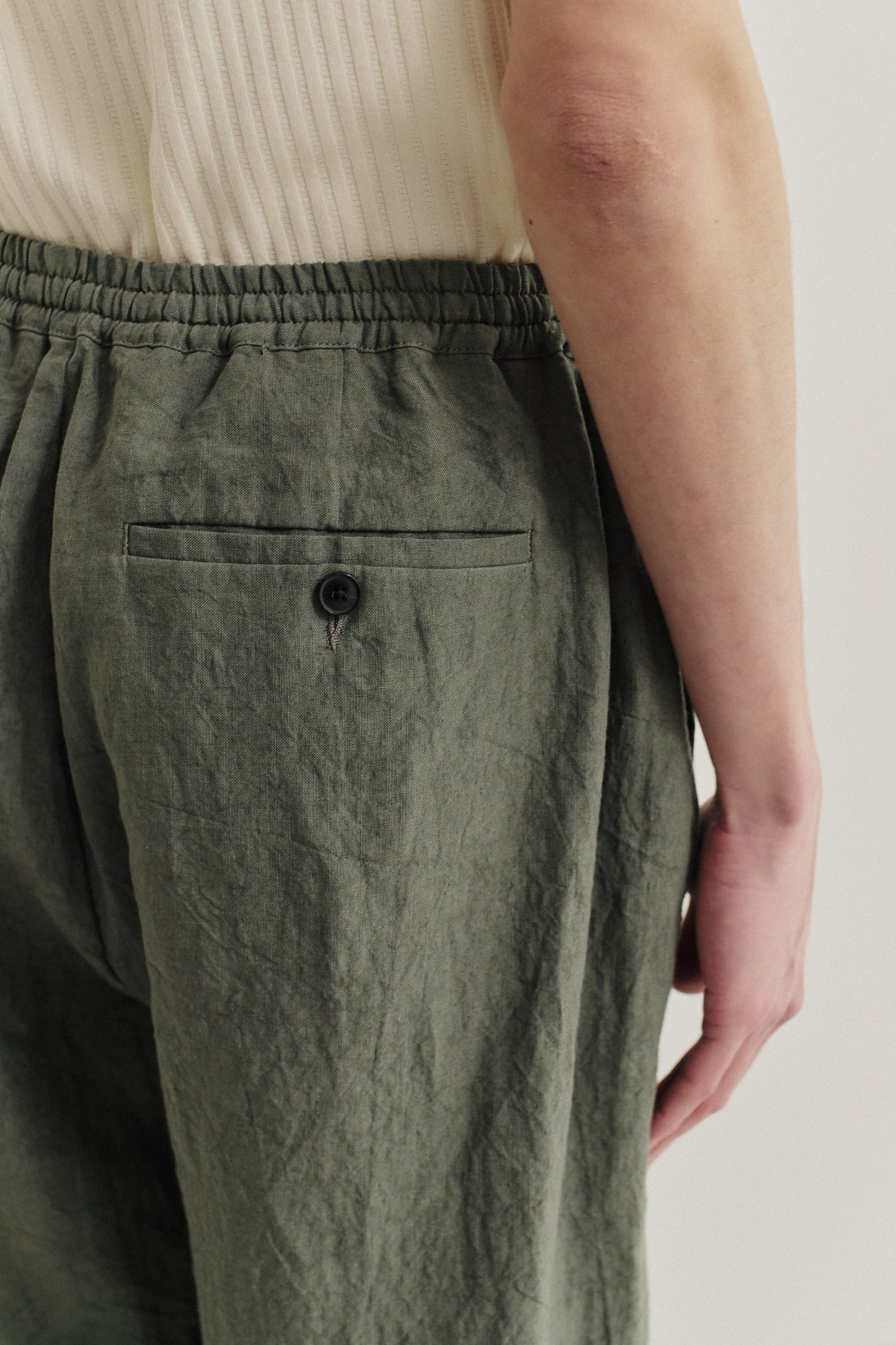 Men's long-pants, Japanese linen, tennpiboshi sun-dried, olive green, with elastic waist and buttoned back welt pocket.