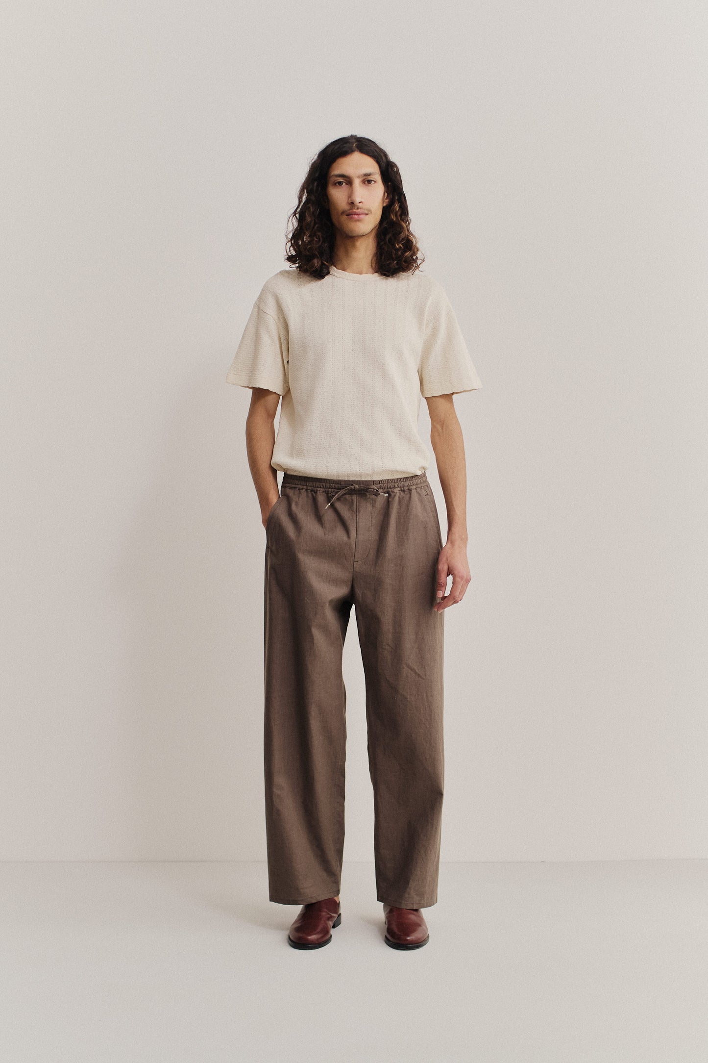 Men's long-pants, 100% linen, natural brown, wide straight fit, elasticated waist, welt pockets.