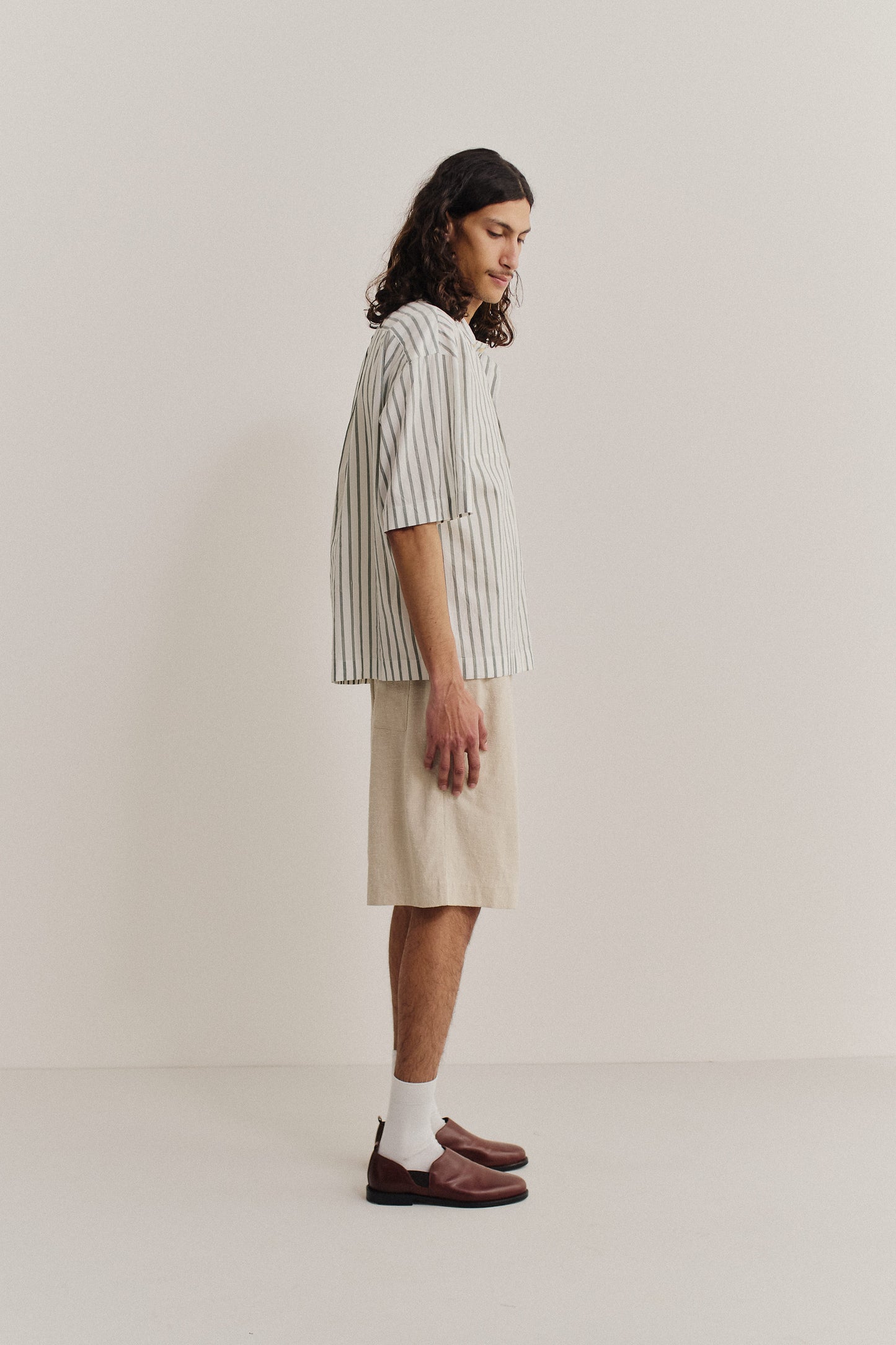 Men's short-sleeved shirt, cotton-silk-linen blend, washed, white with fine stripes.