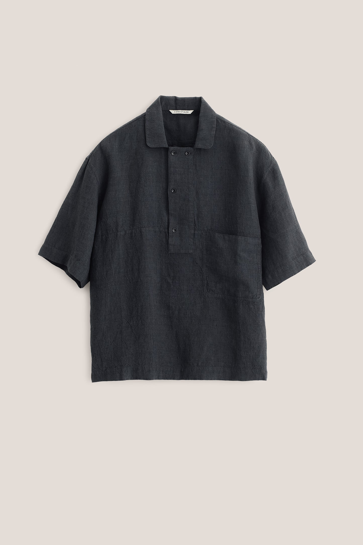 Men's short-sleeved shirt, 100% linen, plain weave, dark grey, boxy fit, polo collar, front pocket.