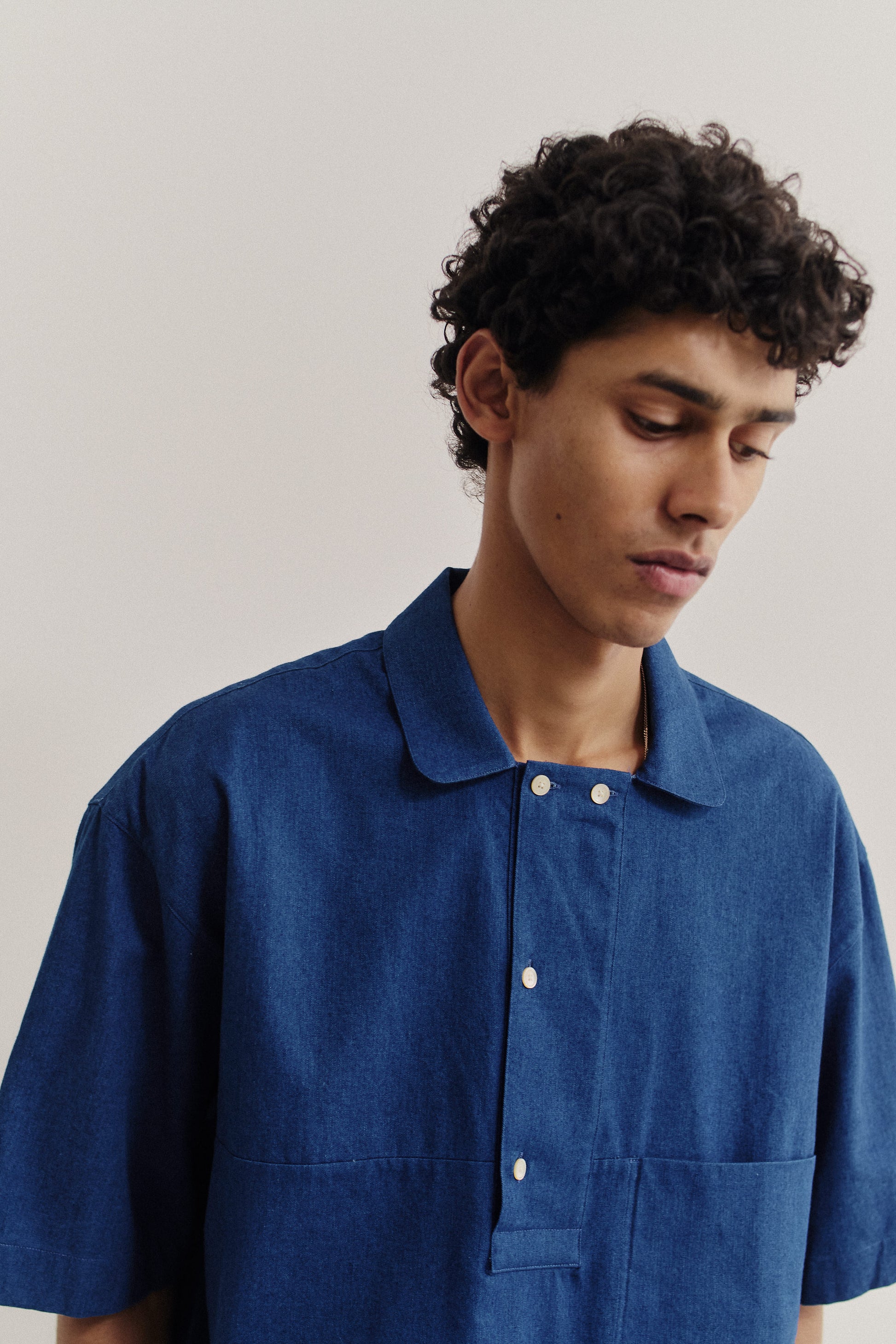 Men's short-sleeved shirt, washed cotton, indigo blue, with polo collar and front placket.