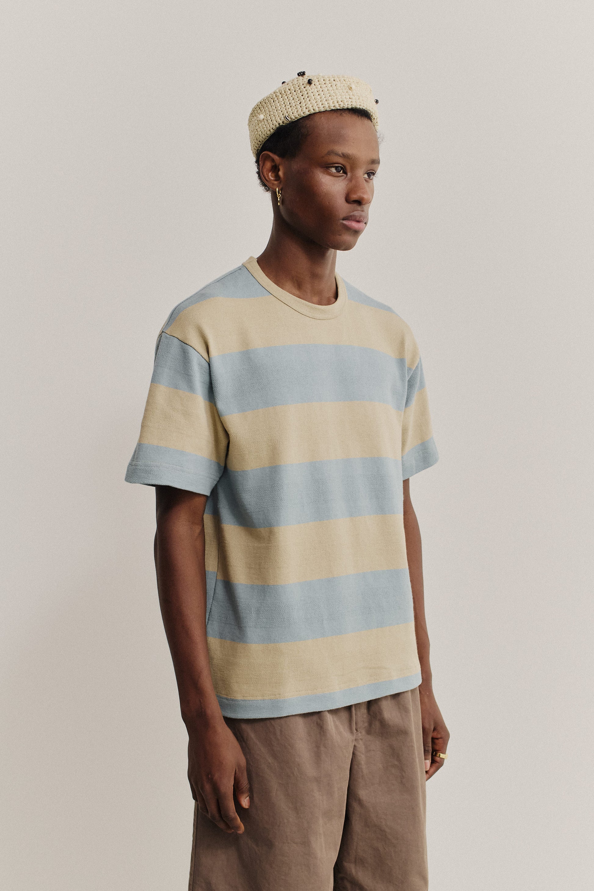 Men's short-sleeved jersey t-shirt, 100% organic cotton, yarn-dyed turquoise and sandy beige stripes.