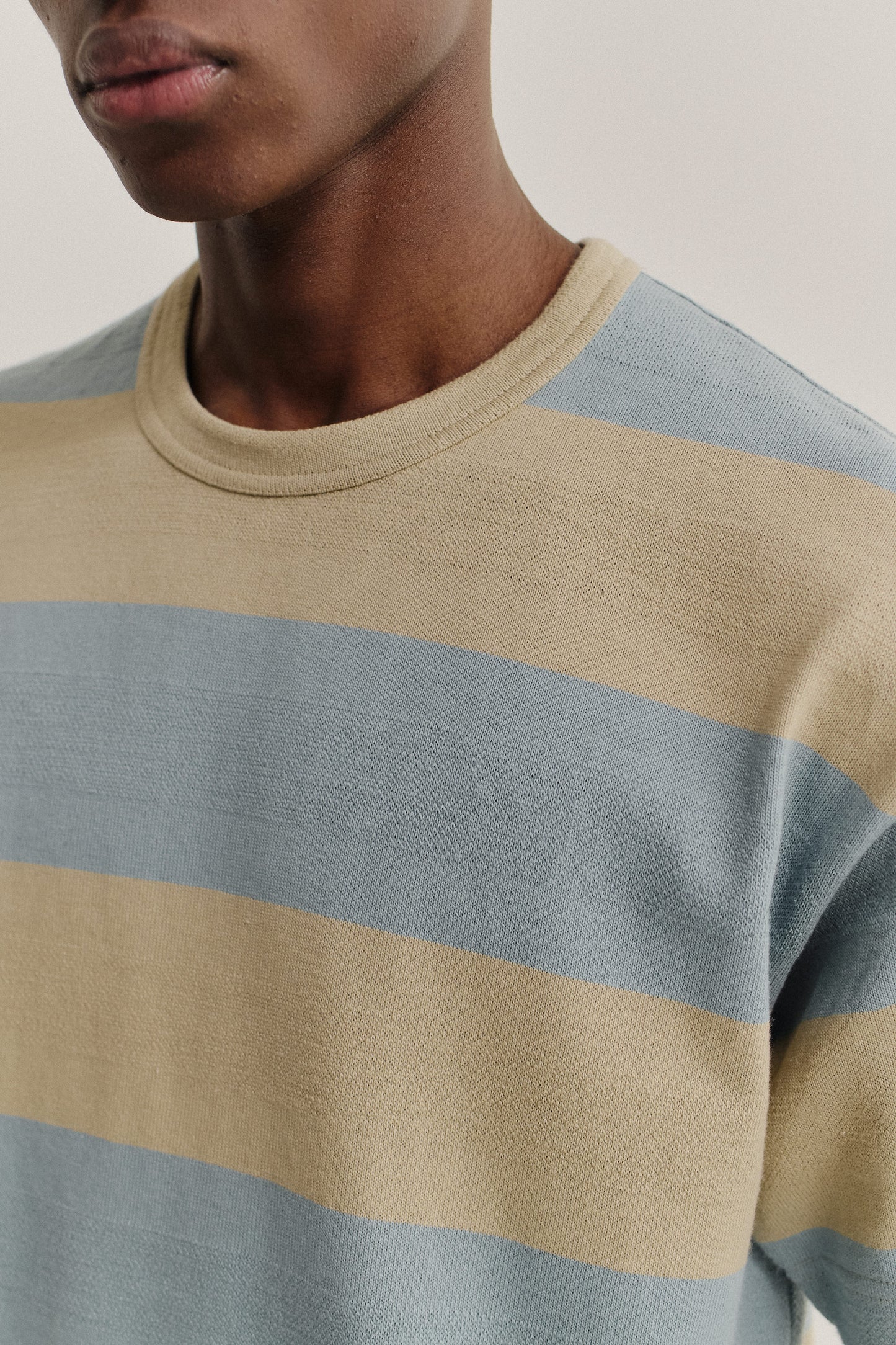 Men's jersey short-sleeved shirt, 100% organic cotton, yarn-dyed stripes in turquoise and sandy beige.