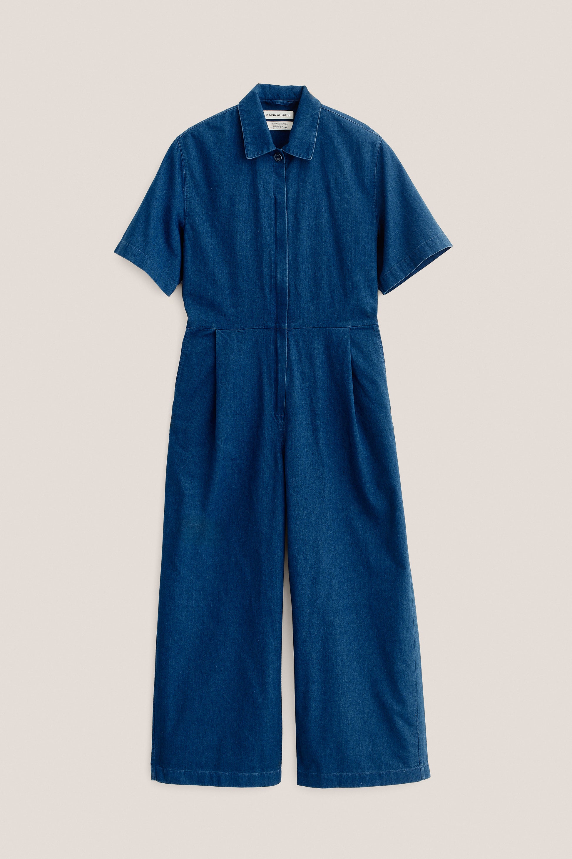 Women's jumpsuit, short-sleeved, 100% cotton, washed indigo, with lay-down collar, pleats, and wide legs.