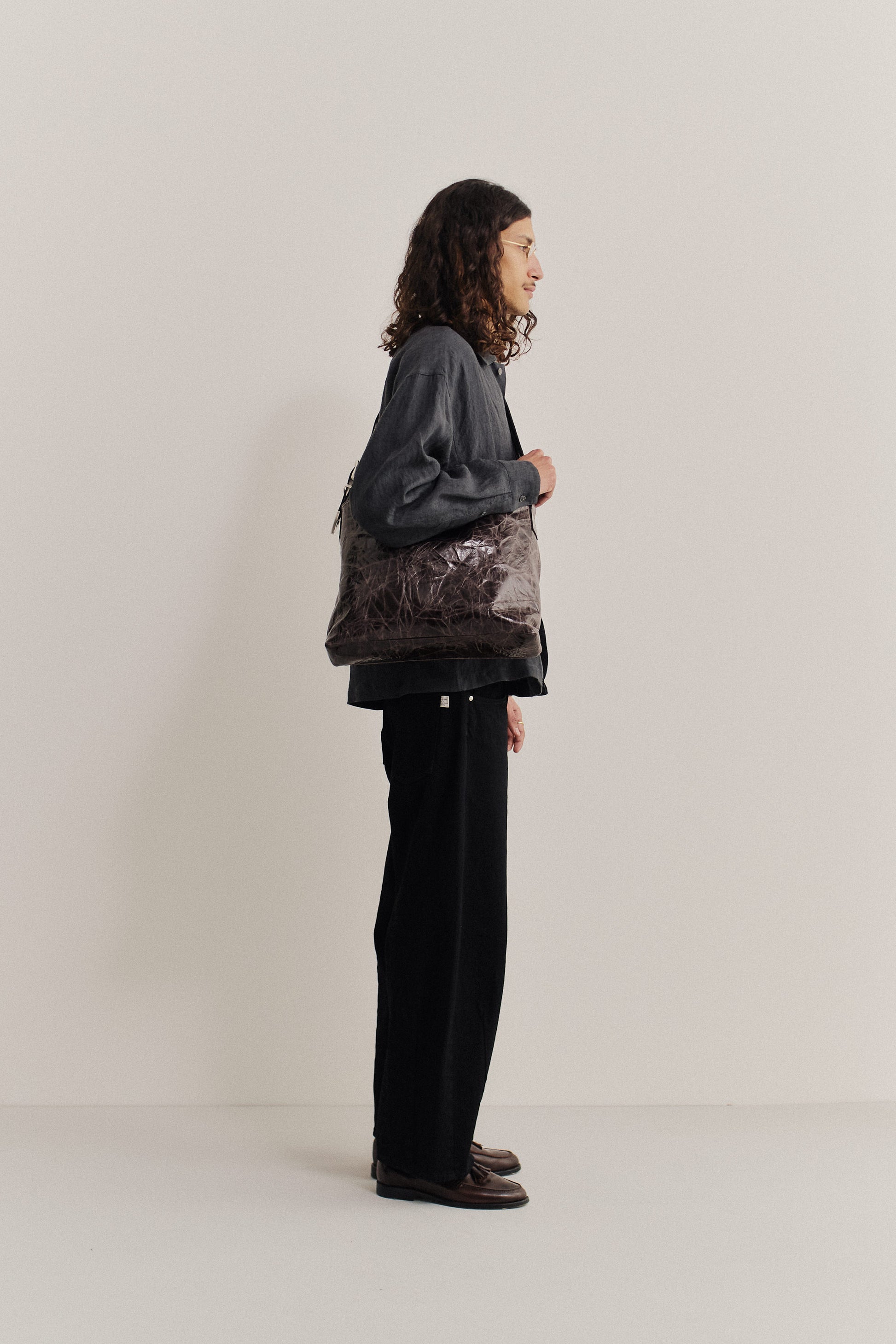 Men's accessories messenger bag, LWG-Certified calf leather, naturally creased, glossy dark brown.