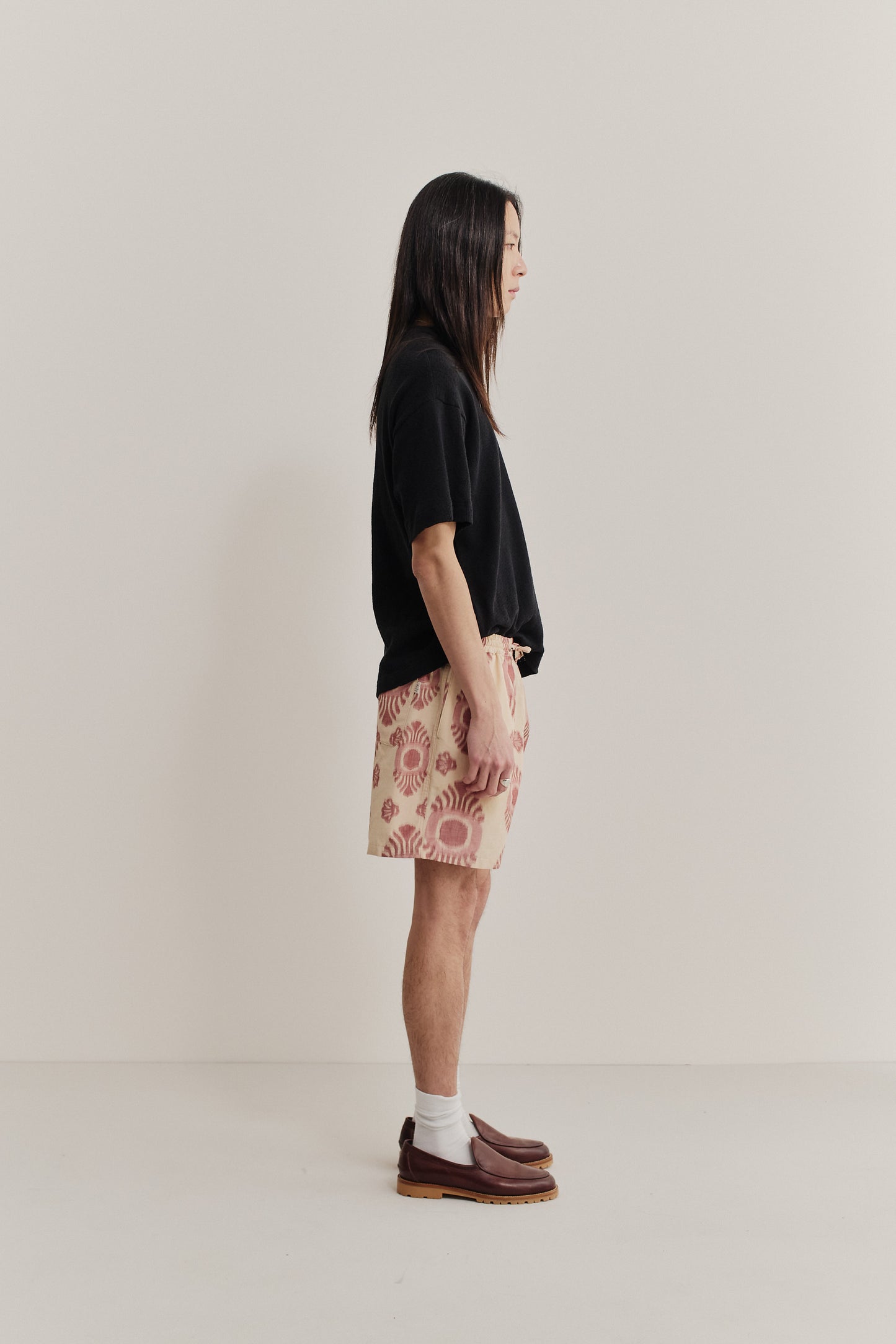 Men's shorts, cotton and recycled polyester blend, ikat-printed, beige with red pattern.