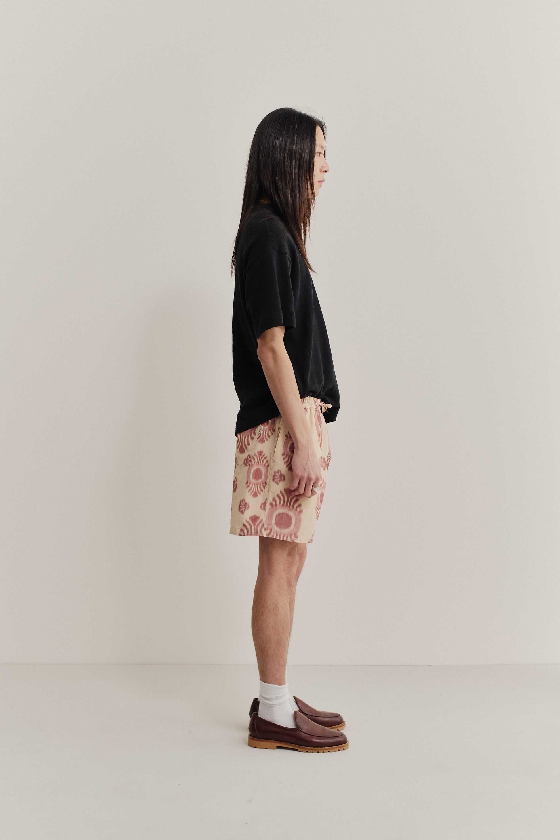 Men's shorts, cotton and recycled polyester blend, ikat-printed, beige with red pattern.