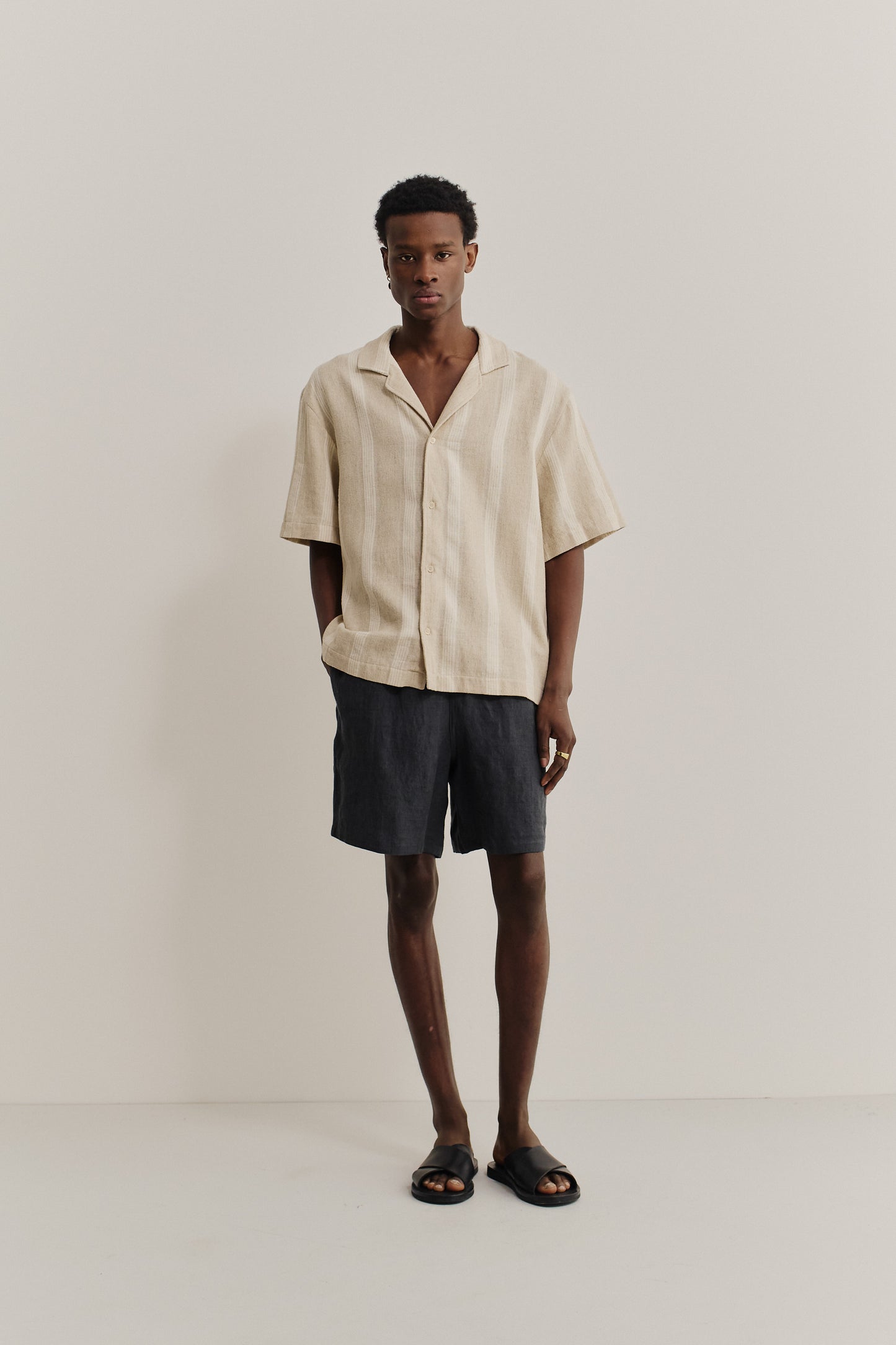 Men's shorts, linen, plain weave, charcoal, with side pockets and adjustable waistband.
