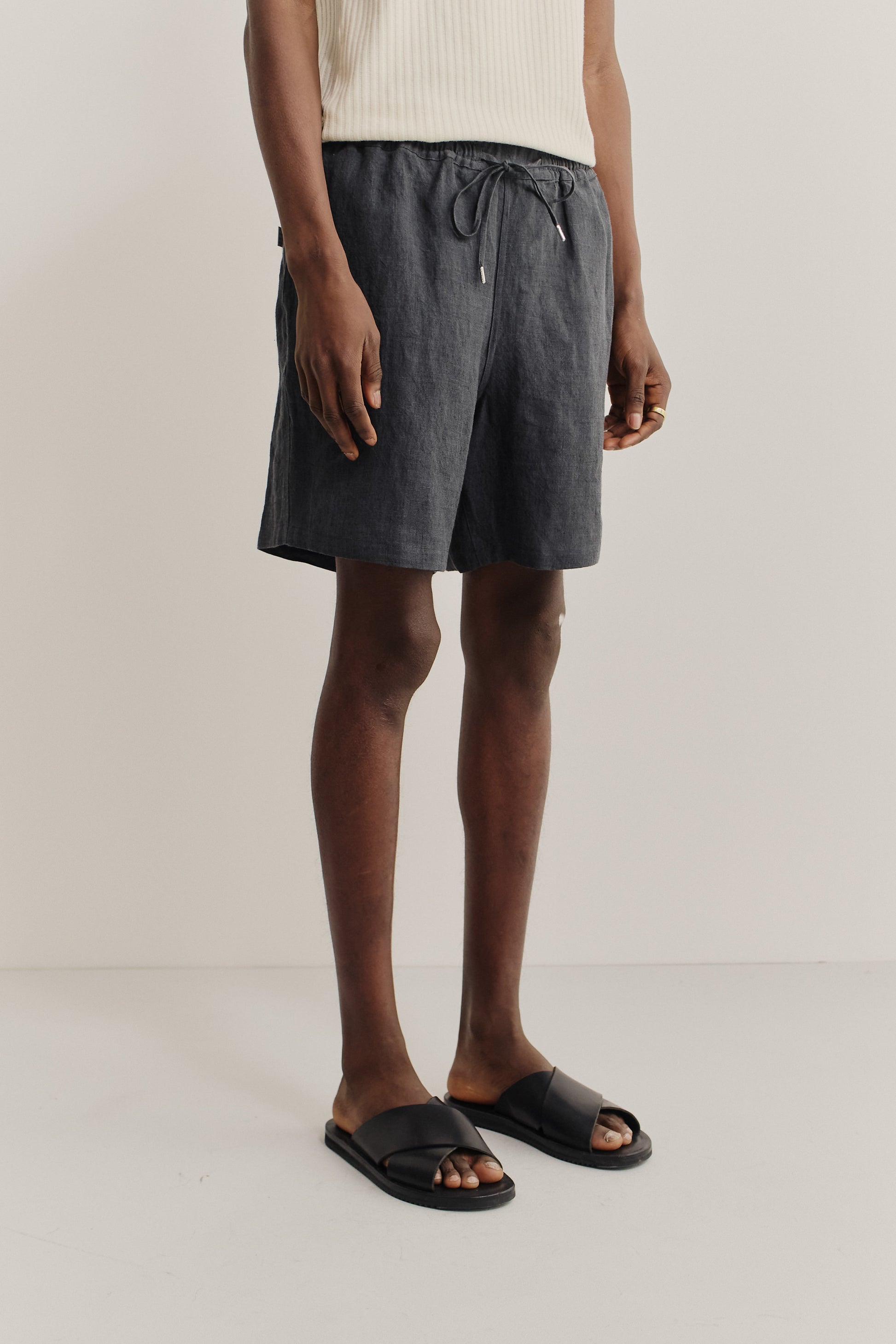 Men's shorts, linen, vintage-like texture, charcoal, with adjustable drawstring waist and side pockets.