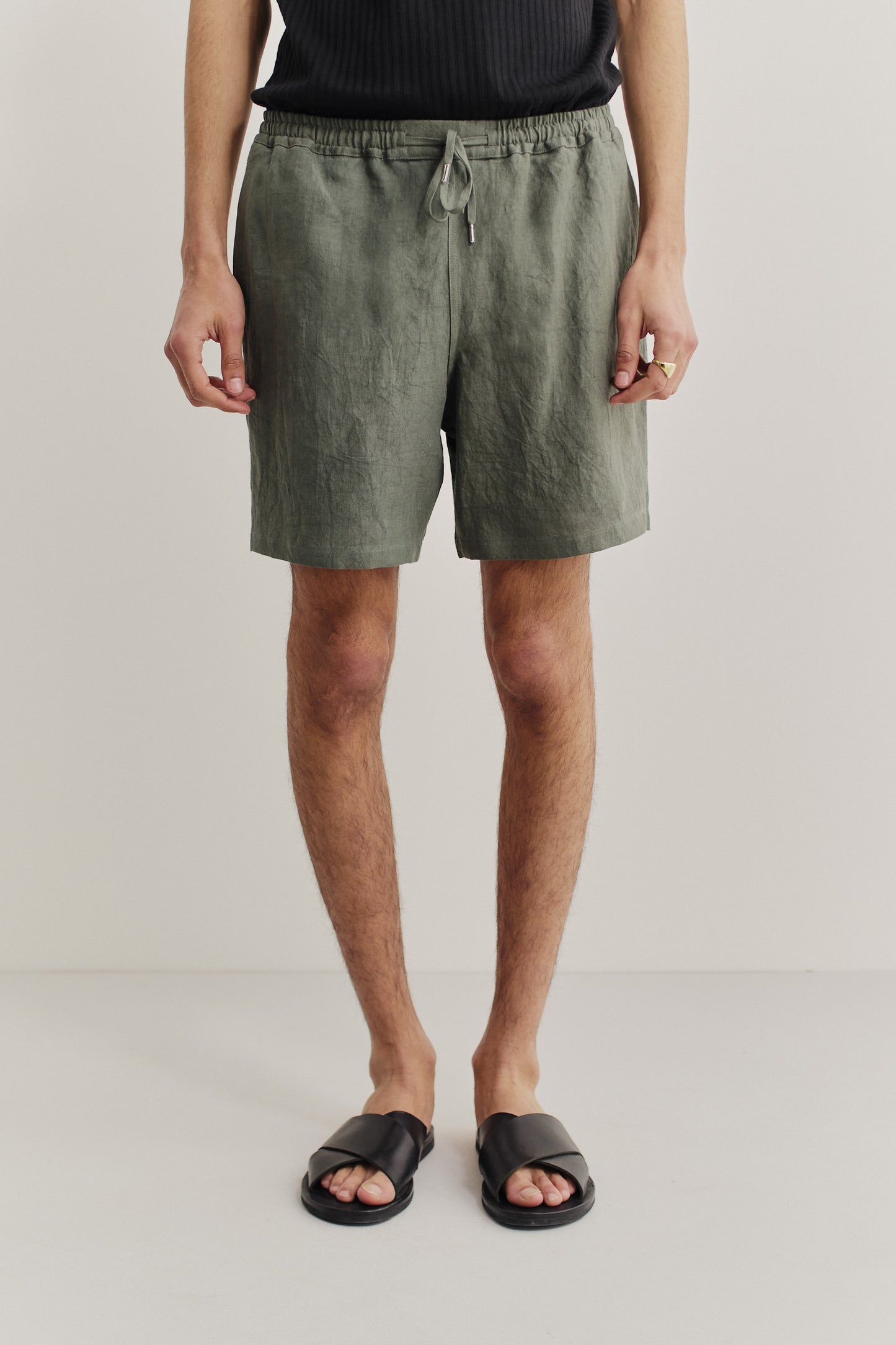 Men's shorts, linen, sun-dried, olive green, with drawstring waist and side pockets.