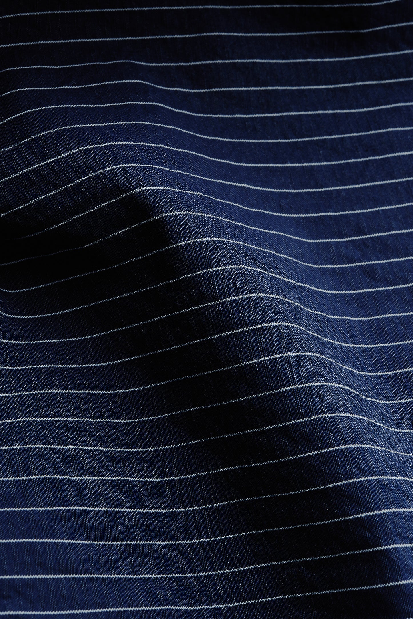 Men's shorts, cotton-linen seersucker with fine pinstripes, navy.