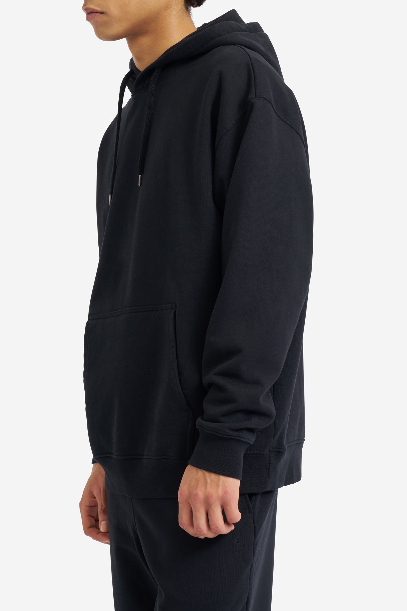 Men's jersey hoodie, black, 100% organic cotton, pre-washed, with kangaroo pocket and adjustable hood.